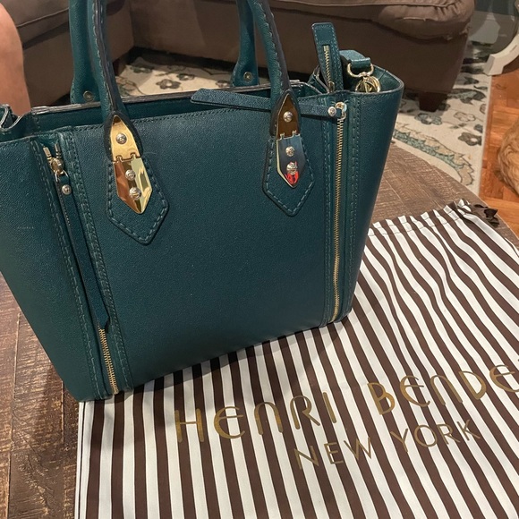 henri bendel Handbags - Henri Bendel lightly used purse with a cross body strap.